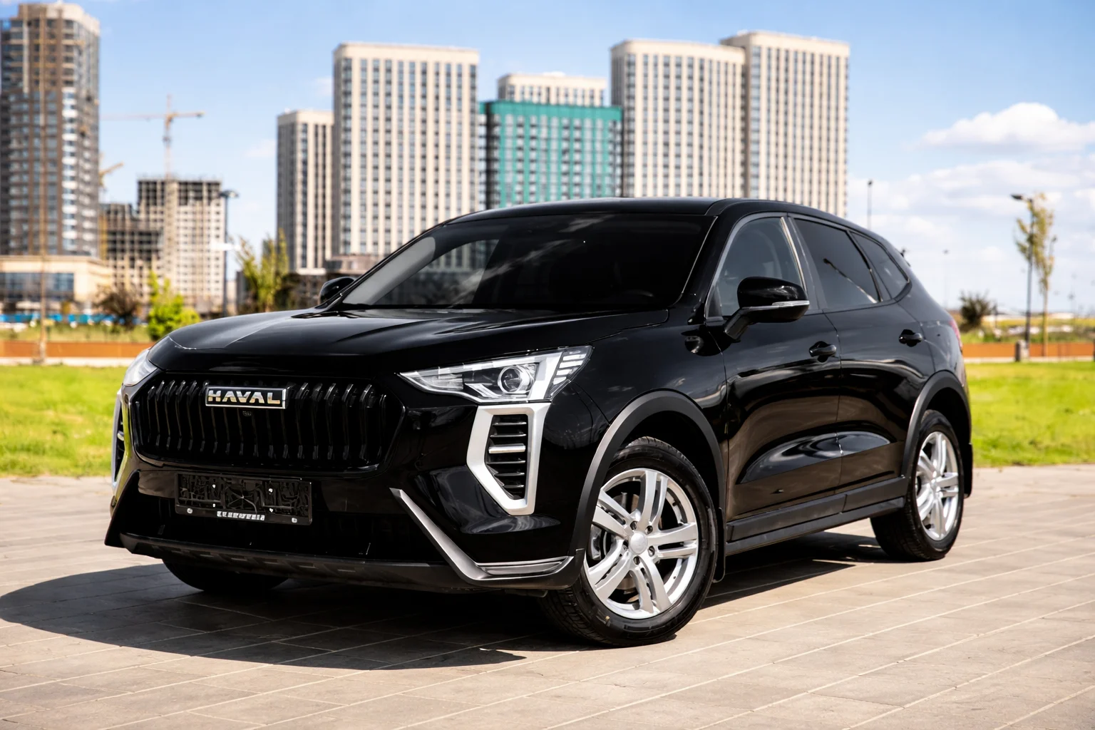 Black Haval Jolion SUV parked in a modern city setting on a sunny day, ready for comfortable driving after a Haval Jolion AC gas refill restores strong cooling.