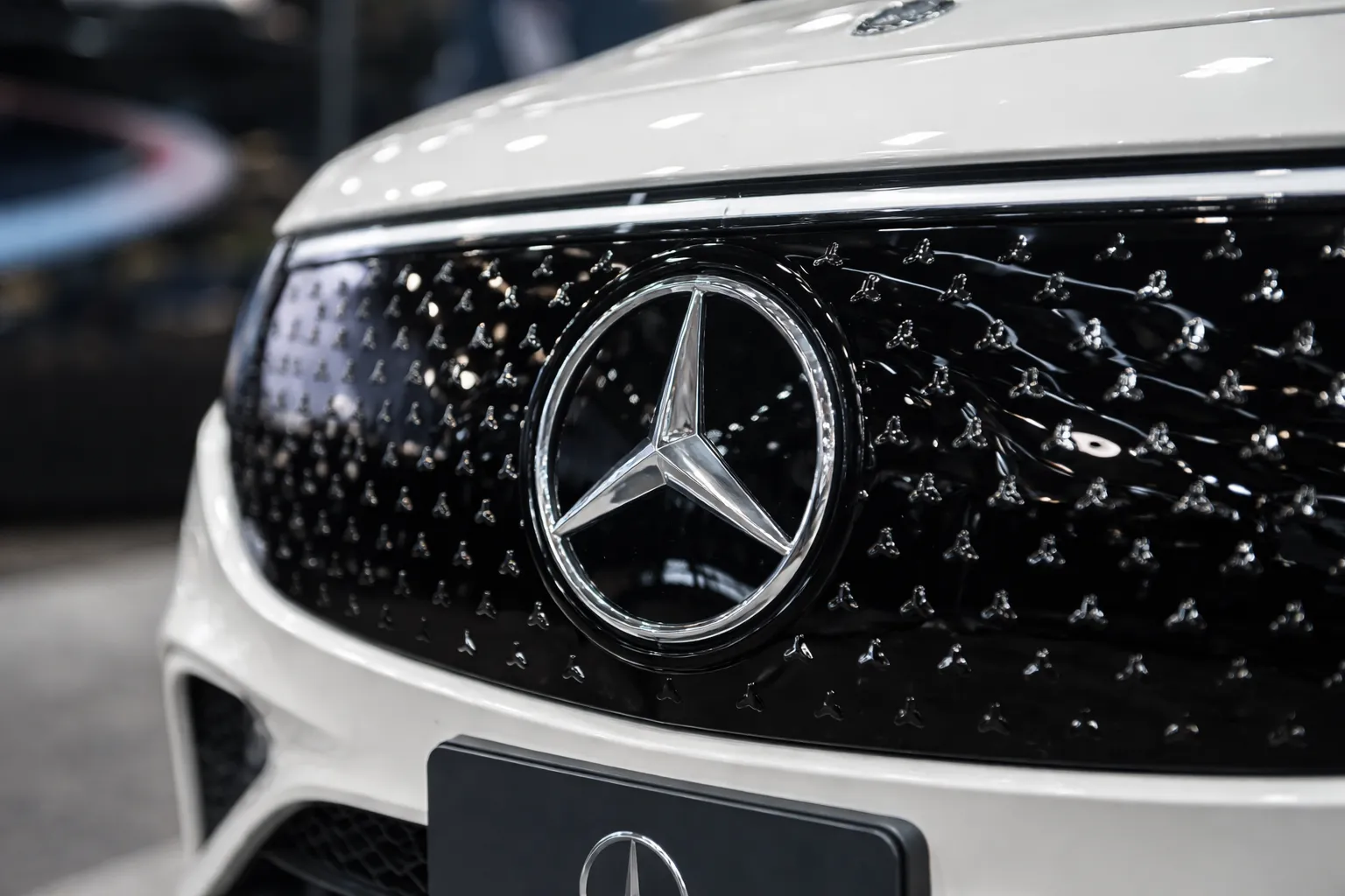 Close-up of a Mercedes-Benz front grille with the iconic logo, representing premium vehicles serviced by Mercedes Benz repair Dubai specialists.